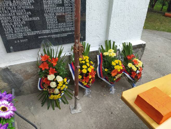 Сребреница- служење парастоса Сребреница- служење парастоса - Фото: СРНА