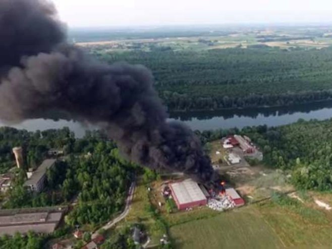 Брчко - пожар у фабрици пластике (Фото: ebrcko.net) Брчко - пожар у фабрици пластике (Фото: ebrcko.net) -