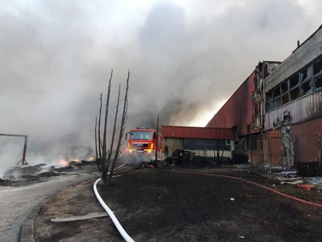 Брчко - пожар у фабрици пластике (Фото: facebook/zdravstvobdbih) - 