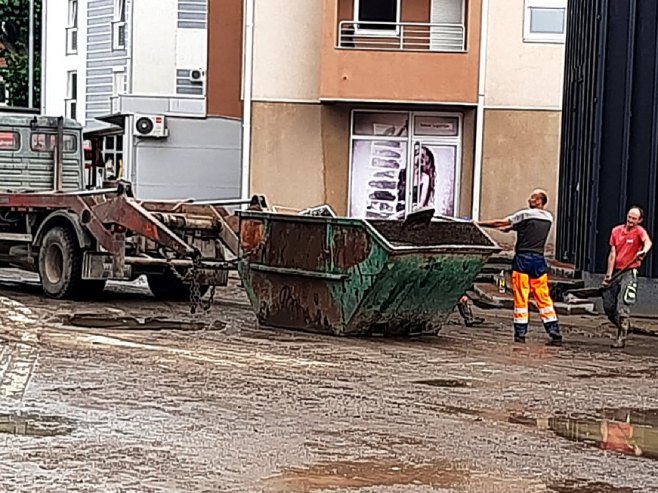 Мјештани Модриче санирају штету од поплава (Фото: Вид Благојевић) - 
