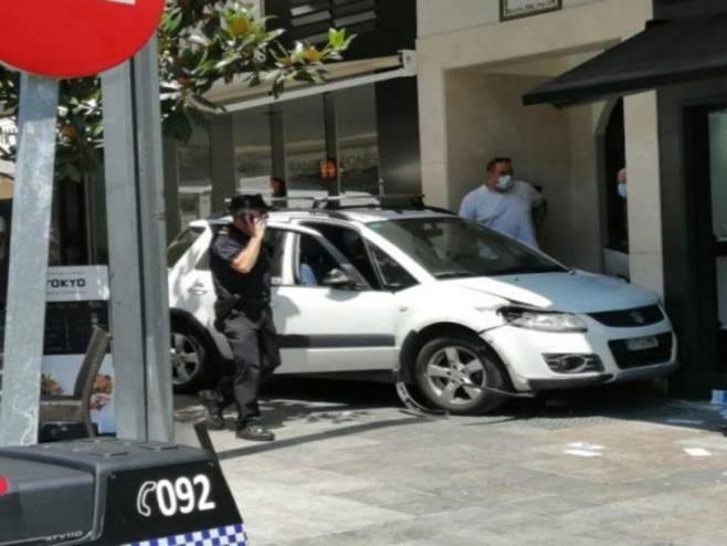 Аутомобил ударио у башту кафића у Шпанији (фото: insiderpaper.com) - 
