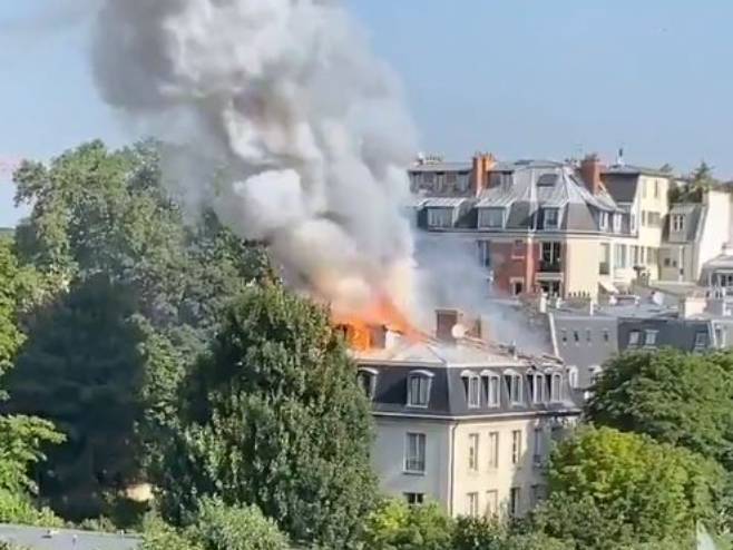 Пожар поред резиденције француског премијера у Паризу - Фото: Screenshot