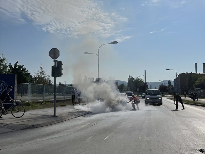 Бањалука: Запалио се аутомобил - Фото: РТРС