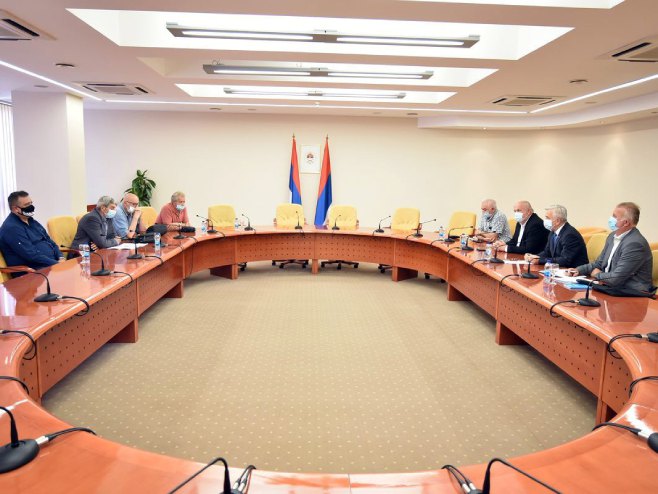 Чубриловић са представницима Ветерана одбрамбено-отаџбинског рата Чубриловић са представницима Ветерана одбрамбено-отаџбинског рата - Фото: СРНА