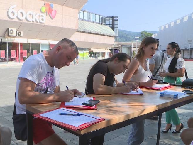 Potpisivanje peticije u Banjaluci (Foto: RTRS)