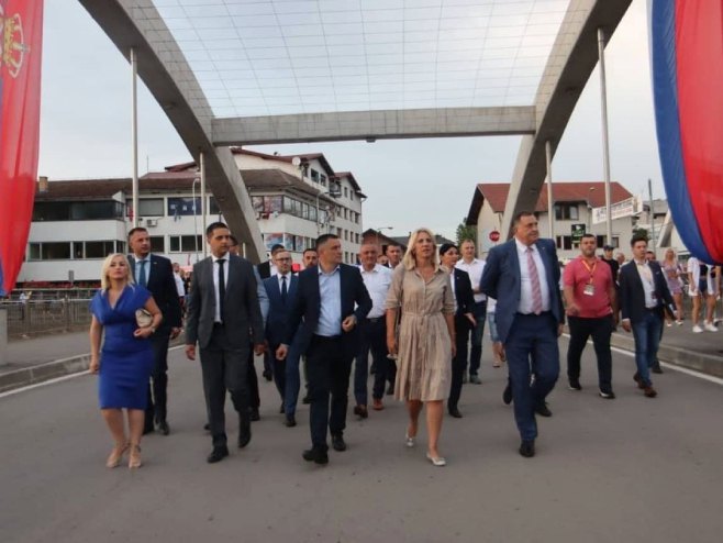 Цвијановић, Додик и Ђајић (фото: instagram.com / zeljka.cvijanovic) Цвијановић, Додик и Ђајић (фото: instagram.com / zeljka.cvijanovic) -