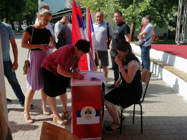 Братунац - потписивање петиције - Фото: РТРС