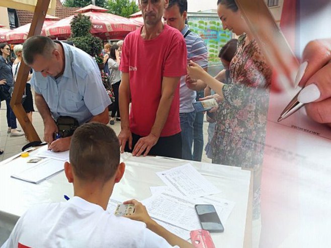Потписивање петиције Потписивање петиције - Фото: РТРС