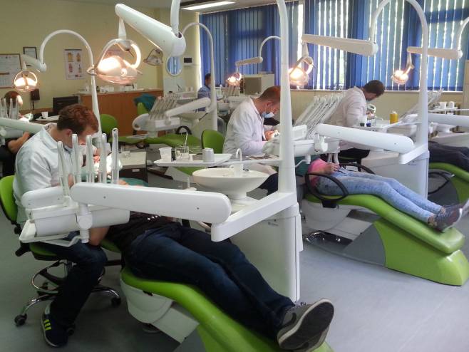 Специјалистички центар за стоматологију у Фочи (Фото: mef.ues.rs.ba) - 