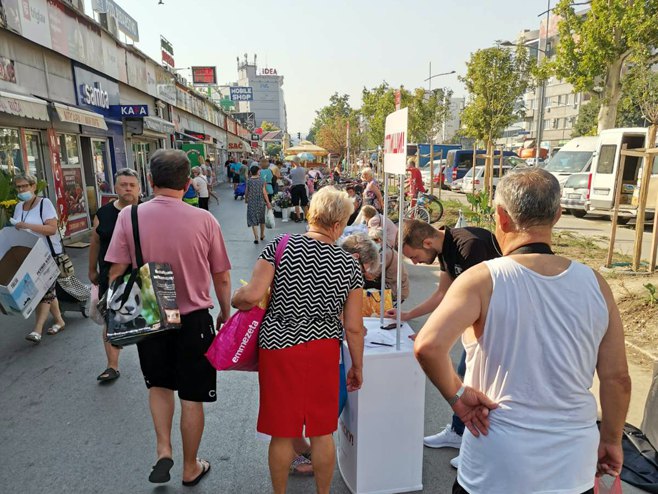 Нови Сад - потписивање петиције - Фото: РТРС