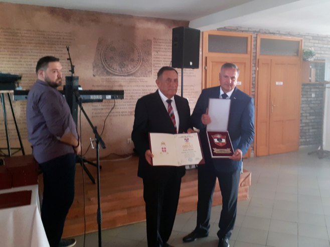 Вишковићу уручена Повеља општине Соколац Вишковићу уручена Повеља општине Соколац - Фото: СРНА