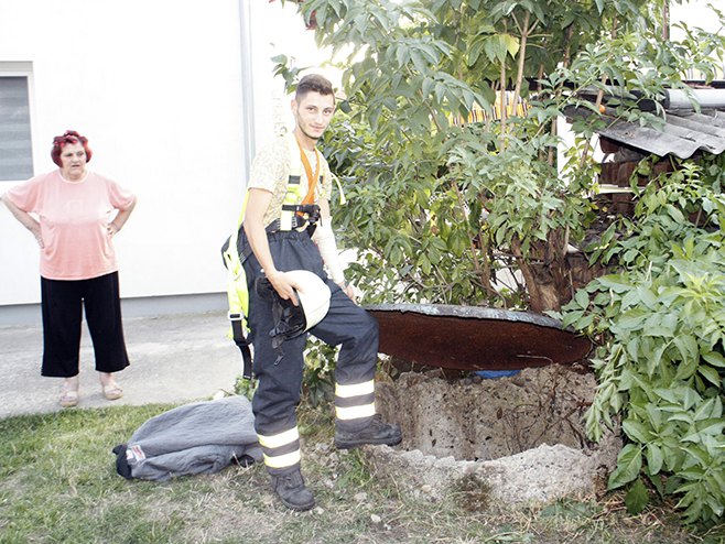 Модрича: Ватрогасци спасили мушкарца који је упао у бунар - Фото: СРНА