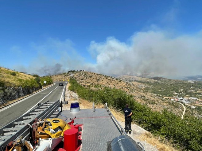 Пожар код Трогира (фото: facebook.com/dvdtrogir) Пожар код Трогира (фото: facebook.com/dvdtrogir) -