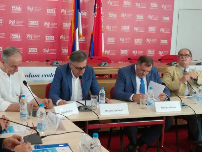 Милорад Додик на трибини у Београду о наметнутом Инцковом закону - Фото: РТРС Милорад Додик на трибини у Београду о наметнутом Инцковом закону - Фото: РТРС