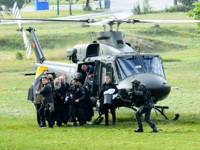 Патријарх Порфирије и митрополит Јоаникије хеликоптером стигли на Цетиње(Фото:D. Milovanović) - 