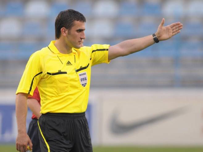 Судија показује једанаестерац Судија показује једанаестерац - Фото: vijesti.me