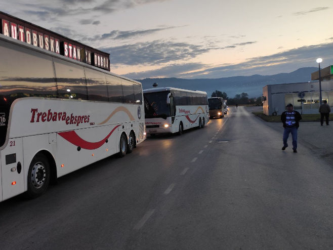 "Стаза егзодуса" - колона аутобуса - Фото: СРНА
