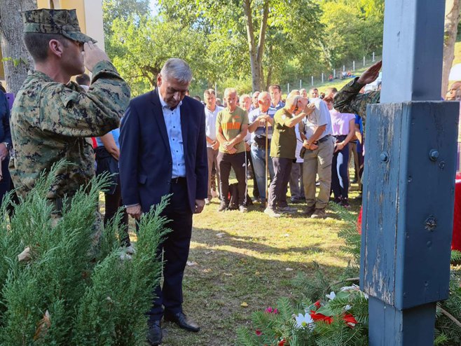 Завидовићи - полагање вијенаца - Фото: СРНА