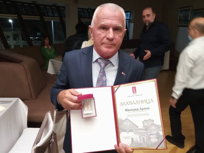 Арлову уручена захвалница и плакета Арлову уручена захвалница и плакета - Фото: РТРС