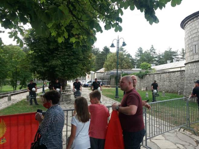 Policija obezbjeđuje Cetinjski manastir (Foto: Željka Vučinić) 