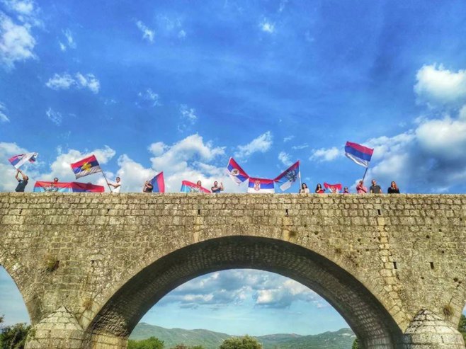 Тробојка се вијори из Црне Горе (Фото: Нова српска демократија) - 