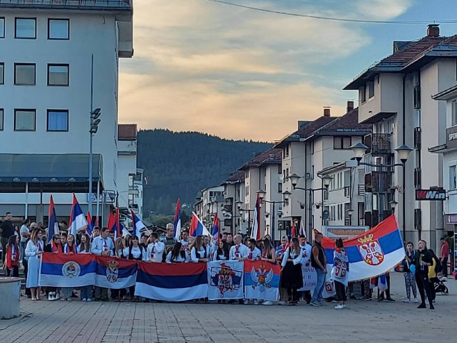 Parada trobojki na Palama (Foto: RTRS)