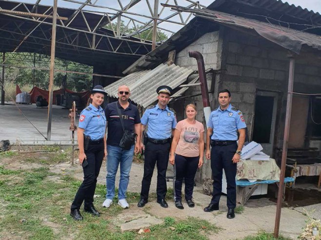 Припадници ПС Бањалука  - Лазарево помогли суграђанки послије пожара - Фото: РТРС