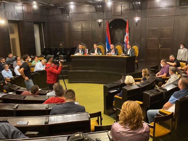 Младен Илић са представницима савјета мјесних заједница Младен Илић са представницима савјета мјесних заједница - Фото: РТРС