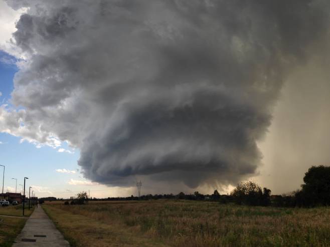 Торнадо у Италији (Фото: Tornado in Italia/Facebook) Торнадо у Италији (Фото: Tornado in Italia/Facebook) -
