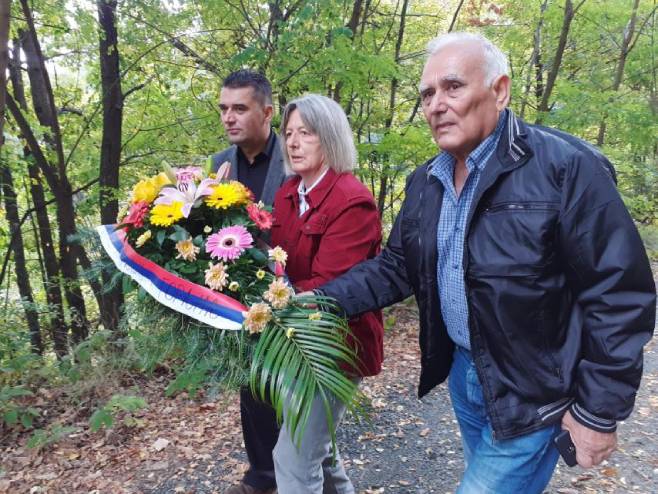 Полагање вијенаца погинулим радницима РТРС-а на Озрену Полагање вијенаца погинулим радницима РТРС-а на Озрену - Фото: РТРС