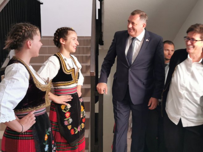 Додик посјетио српску гимназију "Никола Тесла" у Будимпешти Додик посјетио српску гимназију "Никола Тесла" у Будимпешти - Фото: РТРС