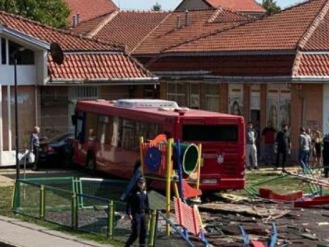 Саобраћајна незгода у Земуну (фото: Instagram/mojbeograd_rezerva) Саобраћајна незгода у Земуну (фото: Instagram/mojbeograd_rezerva) -