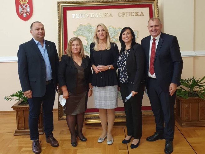 Цвијановић са представницима Удружења "4+" (фото: instagram.com / zeljka.cvijanovic) Цвијановић са представницима Удружења "4+" (фото: instagram.com / zeljka.cvijanovic) -