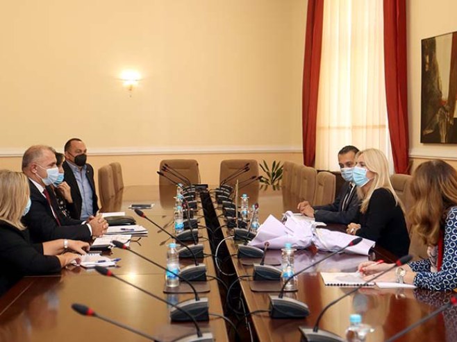 Жељка Цвијановић са представницима Удружења породица са четворо и више дјеце "4+" Жељка Цвијановић са представницима Удружења породица са четворо и више дјеце "4+" - Фото: СРНА
