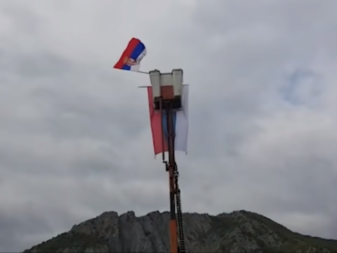Српска застава скинута са репетитора у Врбовцу и бачена (фото: youtube.com/VideoDanMN) - 