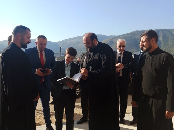 Brnabić u posjeti sabornoj crkvi Svete Trojice u Mostaru - Foto: RTRS