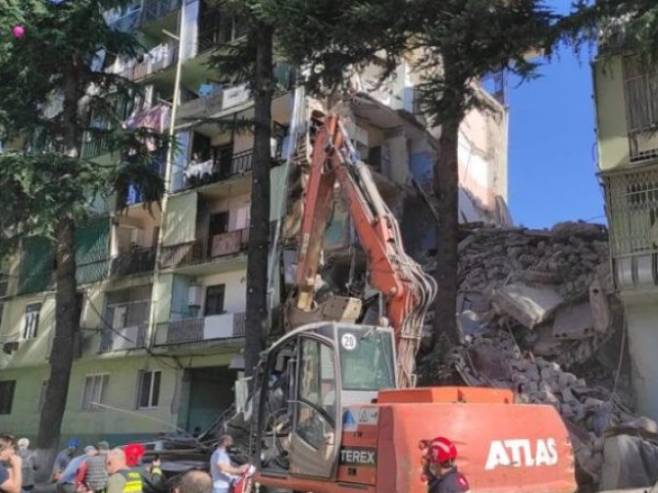 Урушила се зграда у Грузији (Фото: frontnews.ge) - 
