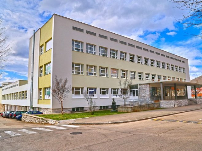 Гимназија "Јован Дучић", Требиње (фото: trebinjelive.info) Гимназија "Јован Дучић", Требиње (фото: trebinjelive.info) -