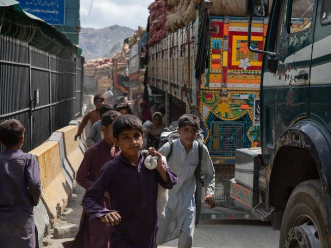 Дјеца из Афганистана бјеже у Пакистан (Фото: thenationalnews.com) - 