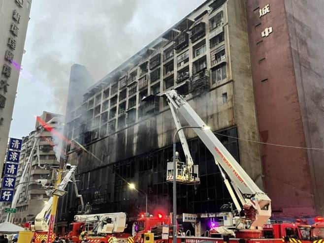 Пожар у згради на Тајвану (Фото: Taiwan News) - 