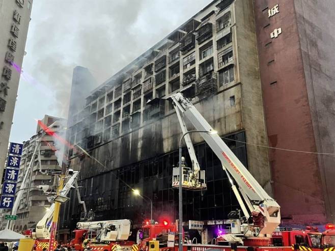 Пожар у згради на Тајвану (Фото: Taiwan News) Пожар у згради на Тајвану (Фото: Taiwan News) -