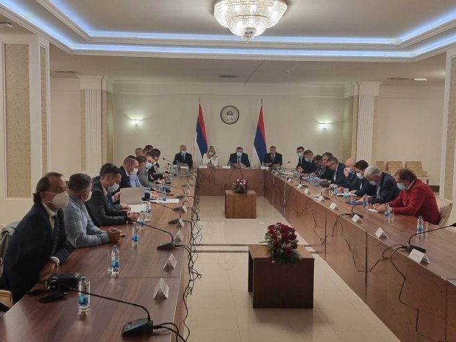 Састанак званичника Републике Српске са директорима болница Састанак званичника Републике Српске са директорима болница - Фото: РТРС