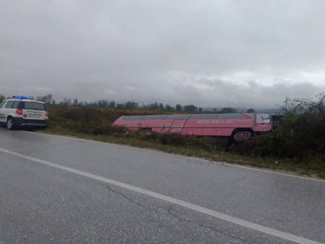 С. Македонија: Преврнуо се аутобус, повријеђено пет радника (Фото: telma.com.mk) - 