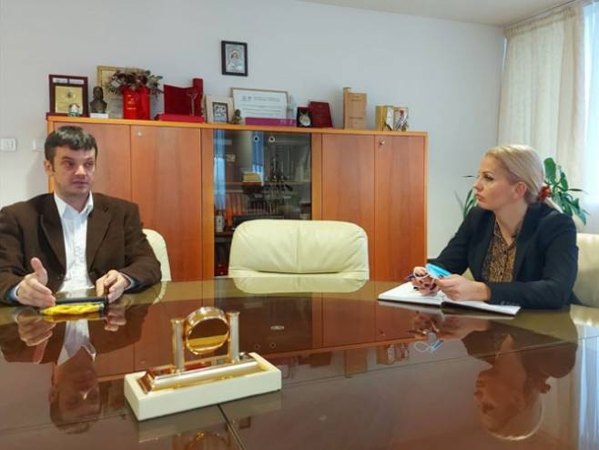 Наталија Тривић са представницима међународног фестивала студентских позоришта "Кестенбург" Наталија Тривић са представницима међународног фестивала студентских позоришта "Кестенбург" - Фото: СРНА