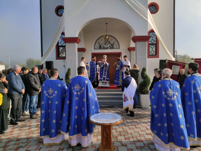 Епископ Јефрем освештао храм у Поткозарју код Бањалуке - Фото: СРНА