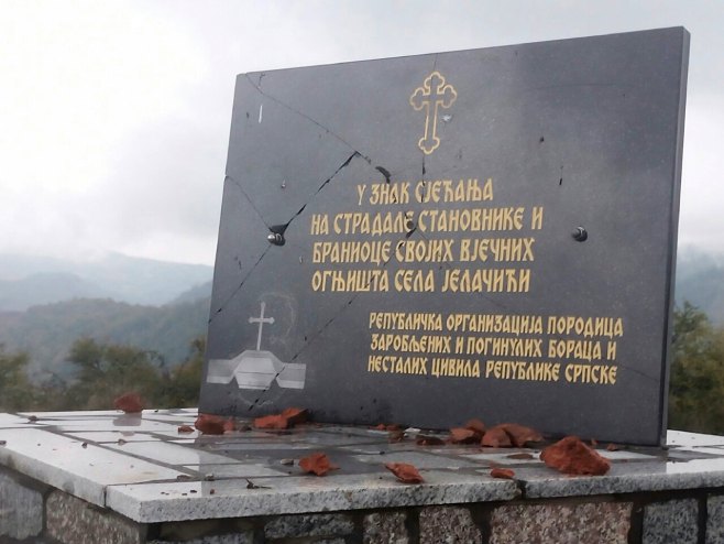 Оскрнављена спомен-плоча у Јелачићима код Кладња - Фото: РТРС
