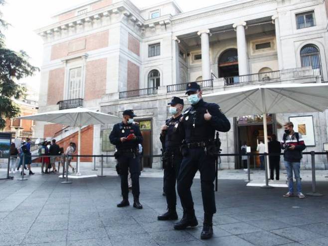 Полиција испред музеја Прадо у Мадриду (Фото: JORGE PARÍS/20minutos.es) - 