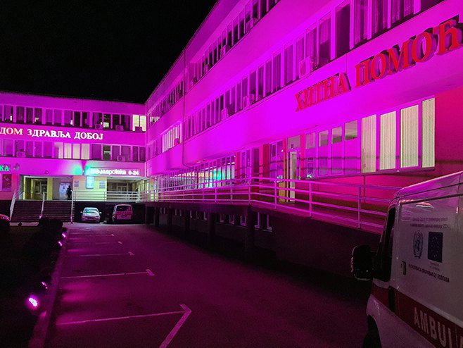 Дом здравља у Добоју освијетљен роза бојом - Фото: СРНА