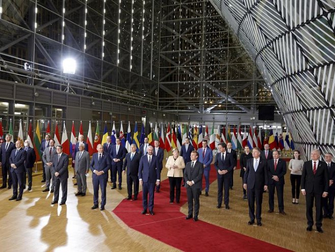 Меркелова и лидери ЕУ (фото: Olivier Matthys / The Associated Press) - 