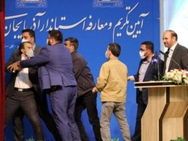 Гувернер у Ирану добио шамар за говорницом (Фото: ifpnews.com) - 